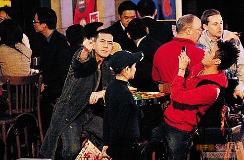 狗仔一出现明星们偷吃藏不住