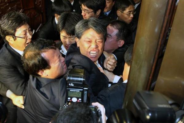 韩国民主议员向主席台扔催泪弹(图)