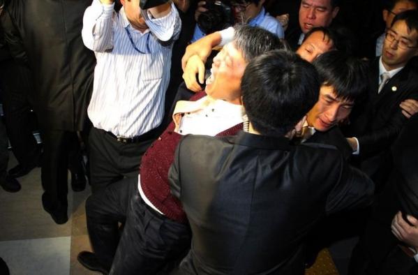 韩国民主议员向主席台扔催泪弹(图)