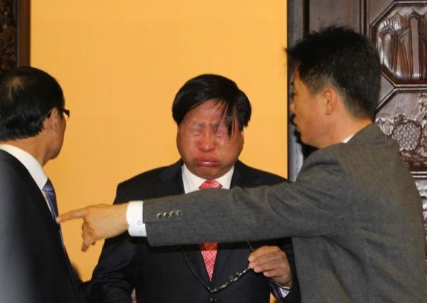 韩国民主议员向主席台扔催泪弹(图)