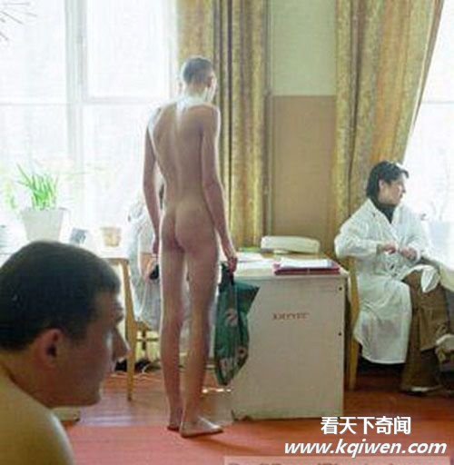 实拍揭秘俄罗斯征兵赤裸裸体检全过程:女医生检裸男最尴尬(组图)