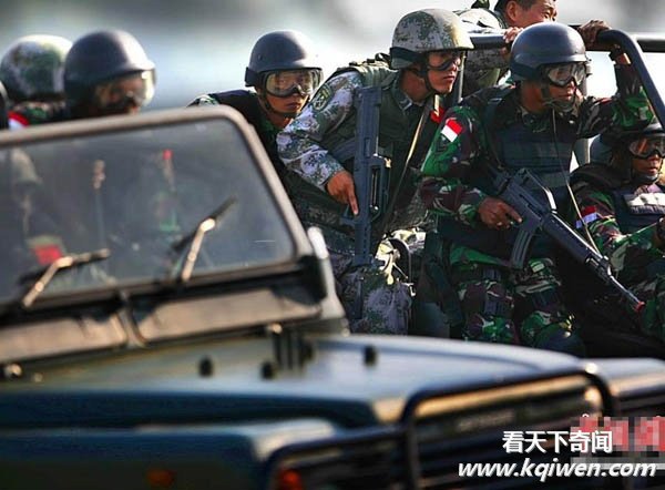 高清:中国印尼两国陆军特种兵联合训练