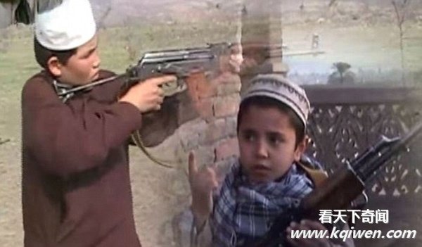 基地组织训练5岁“娃娃兵”端枪射击充当人弹