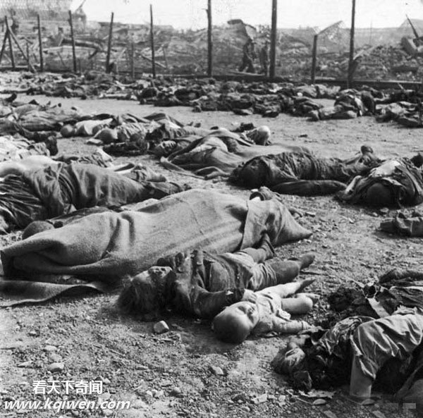 再现纳粹集中营惨状:美军解放后掩埋尸体(组图)