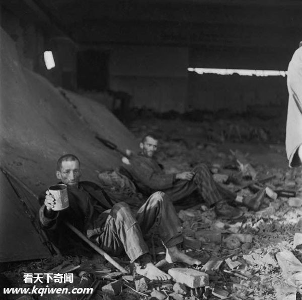 再现纳粹集中营惨状:美军解放后掩埋尸体(组图)