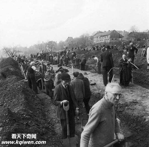 再现纳粹集中营惨状:美军解放后掩埋尸体(组图)