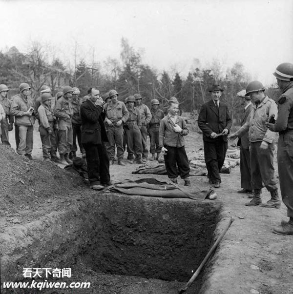 再现纳粹集中营惨状:美军解放后掩埋尸体(组图)