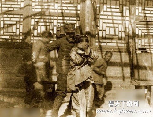 旧照盘点洋人在中国的禽兽暴行曾割数十名宫女乳房熬粥吃(组图)